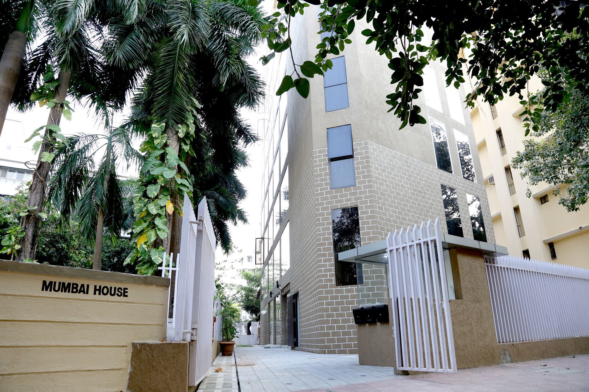 Hotel Mumbai House Andheri East, Mumbai Bagian luar foto